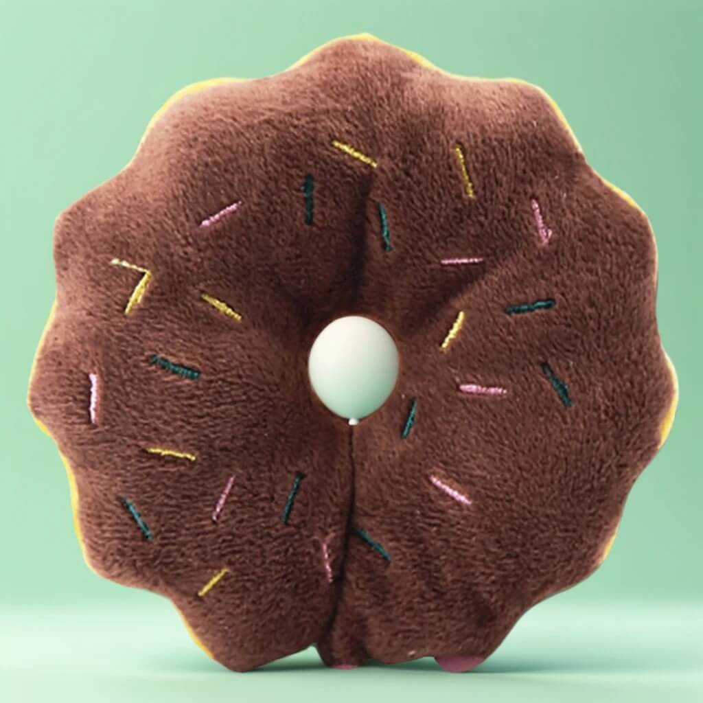 Jouet en peluche pour chiens et chats en forme de beignet au chocolat avec décorations colorées. Doux et résistant, parfait pour le jeu interactif.