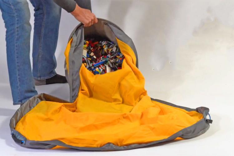 Sac de rangement pour jouets avec tapis intégré jaune. Permet un rangement rapide et efficace des jouets en un seul geste.